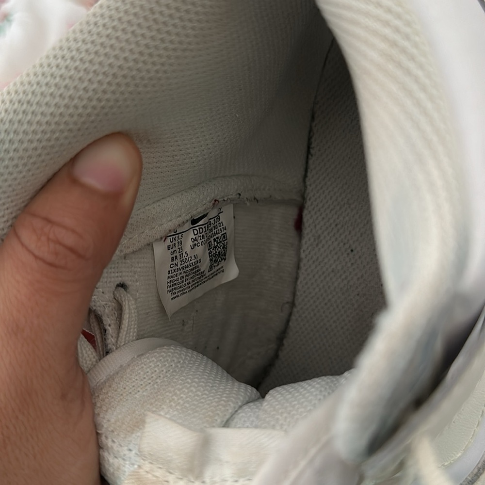 White and cream Nike dunks - Picture 5 of 7
